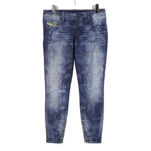 Peut inclure: Jean bleu en denim avec un motif floral et un genou déchiré. Le jean a une braguette zippée, des poches avant et arrière et des fermetures éclair aux chevilles. Le jean est suspendu à un cintre.