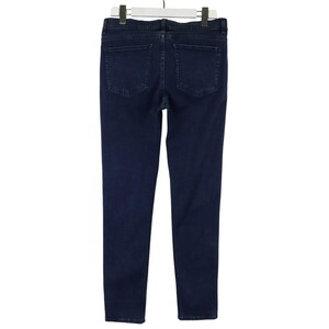 Pu&ograve; includere: Un paio di jeans in denim blu scuro visti dal retro, caratterizzati da una vita standard con passanti per cintura, due tasche posteriori applicate e un taglio a gamba dritta. Il denim presenta un lavaggio indaco uniforme ed &egrave; appeso a una gruccia.