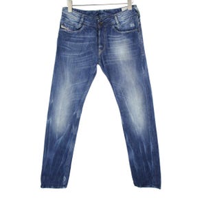 Può includere: Jeans blu in denim con lavaggio sbiadito e sottili strappi. I jeans presentano un classico design a cinque tasche, una chiusura con bottone e cerniera e sono appesi a una gruccia di metallo. Vestibilità a gamba dritta.