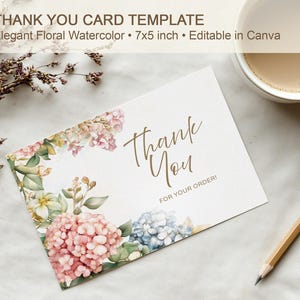 Könnte beinhalten: Eine Dankeskarten-Vorlage mit elegantem floralem Aquarelldesign. Die Karte ist 17,78 x 12,7 cm groß und in Canva bearbeitbar. Die Karte zeigt ein Blumendesign mit rosa, blauen und weißen Blumen. Die Worte "Thank You" sind in einer Schrift geschrieben.
