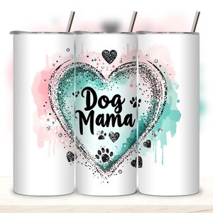 Puede incluir: Un vaso de acero inoxidable blanco con un diseño de corazón de acuarela turquesa y rosa. El corazón tiene brillo y el texto "Dog Mama" en su interior.
