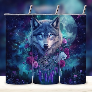 Pode incluir: Um copo de aço inoxidável com um design de cabeça de lobo com um apanhador de sonhos e flores. O fundo é azul escuro com estrelas e lua cheia.
