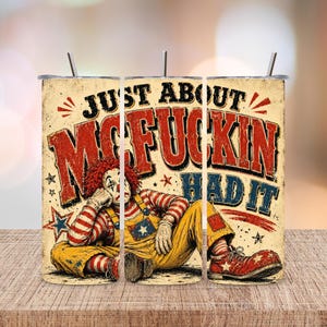 Peut inclure: Un gobelet cylindrique avec paille présentant un graphisme vieilli d'un clown aux cheveux rouges, portant une salopette jaune et des manches rayées rouge et blanc. Le texte indique JUST ABOUT MCFUCKIN HAD IT en lettres vintage rouge et bleu.