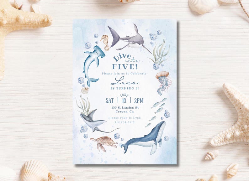 Op de afbeelding: Een blauwe en witte uitnodigingskaart met een aquarel-illustratie van zeedieren, waaronder een haai, een walvis, een zeepaardje, een schildpad en een kwal. De tekst op de kaart luidt "Dive into FIVE! Please join us to celebrate Luca is turning 5! June SAT 10 | 2PM 155 S. Landee St. Corona, CA Please RSVP to [phone number]"