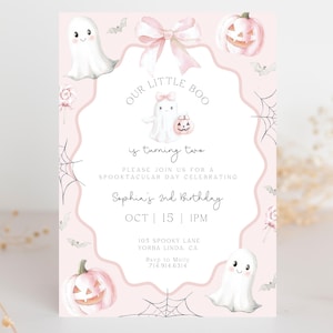 Puede incluir: Una invitaci&oacute;n rosa con tem&aacute;tica de Halloween con el texto "OUR LITTLE BOO is turning two." La invitaci&oacute;n presenta ilustraciones de fantasmas, calabazas, murci&eacute;lagos y telara&ntilde;as. El texto incluye el nombre, la fecha, la hora y el lugar del cumplea&ntilde;os.