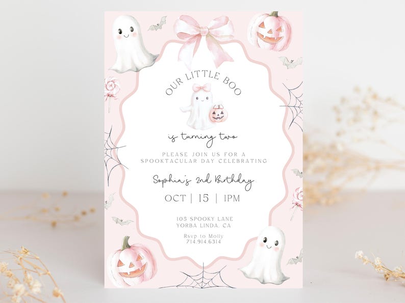 Puede incluir: Una invitaci&oacute;n rosa con tem&aacute;tica de Halloween con el texto "OUR LITTLE BOO is turning two." La invitaci&oacute;n presenta ilustraciones de fantasmas, calabazas, murci&eacute;lagos y telara&ntilde;as. El texto incluye el nombre, la fecha, la hora y el lugar del cumplea&ntilde;os.