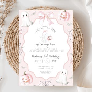 Puede incluir: Una invitaci&oacute;n rosa con tem&aacute;tica de Halloween con el texto "OUR LITTLE BOO is turning two". El dise&ntilde;o incluye fantasmas, calabazas, murci&eacute;lagos y telara&ntilde;as en acuarela. La invitaci&oacute;n es para el 2&ordm; cumplea&ntilde;os de Sof&iacute;a, el 15 de octubre a la 1 PM.