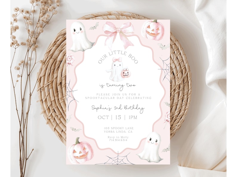 Puede incluir: Una invitaci&oacute;n rosa con tem&aacute;tica de Halloween con el texto "OUR LITTLE BOO is turning two". El dise&ntilde;o incluye fantasmas, calabazas, murci&eacute;lagos y telara&ntilde;as en acuarela. La invitaci&oacute;n es para el 2&ordm; cumplea&ntilde;os de Sof&iacute;a, el 15 de octubre a la 1 PM.
