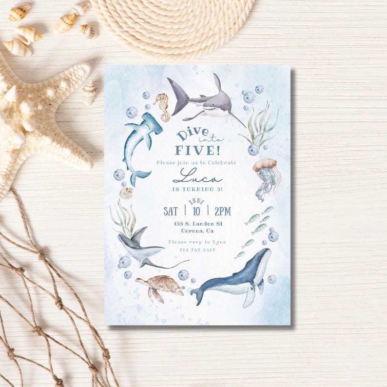 Op de afbeelding: Een blauwe en witte aquarel uitnodiging met een zeepaardje, een haai, een hamerhaai, een walvis, een schildpad en een kwal. De tekst op de uitnodiging luidt "Dive into FIVE! Please join us to celebrate Luca is turning 5! Tune SAT | 10 | 2PM 155 S. Larden St Corona, Ca Please RSVP to Lynn 714.757.3519"