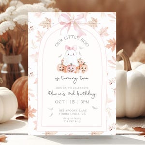 Op de afbeelding: Een uitnodiging met Halloween-thema met een spook en pompoenen. De tekst luidt "Our Little Boo is turning two" en bevat evenementdetails. Het ontwerp heeft een zacht kleurenpalet met herfstbladeren en een strik.