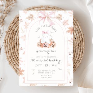 Op de afbeelding: Een uitnodigingskaart met Halloween-thema met een aquarelontwerp. De kaart toont een spook, pompoenen en de tekst "Our Little Boo is turning two." De uitnodiging bevat de datum, tijd en locatie voor Olivia's 2e verjaardag.