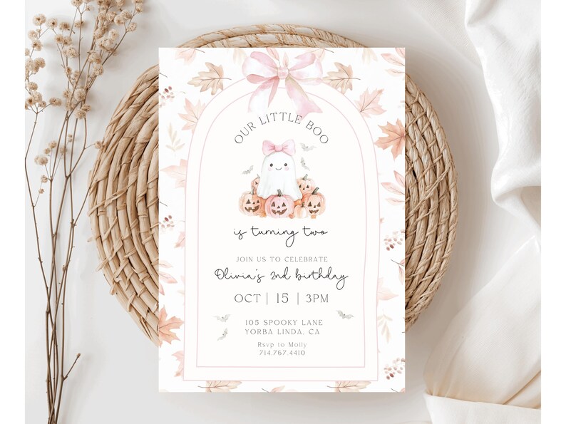 Op de afbeelding: Een uitnodigingskaart met Halloween-thema met een aquarelontwerp. De kaart toont een spook, pompoenen en de tekst "Our Little Boo is turning two." De uitnodiging bevat de datum, tijd en locatie voor Olivia's 2e verjaardag.