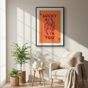 Gerahmtes Lucky You Card Wall Art, Retro Spielkarte Print, Valentine Geschenkidee, Heart King Poster, Bold Orange Red Decor für Sie oder Ihn