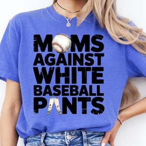 Camiseta de béisbol &quot;Mamás contra los pantalones blancos&quot;, divertida camiseta de béisbol, regalo para ella, regalo para fanática del béisbol, regalo para mamá del equipo