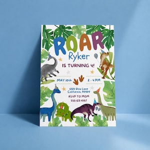 Może przedstawiać: Kolorowe zaproszenie na urodziny z motywem dinozaurów. Zaproszenie zawiera słowo "ROAR" w kolorze pomarańczowym i fioletowym, z imieniem "Ryker" i tekstem "IS TURNING 4!". Zawiera ilustracje dinozaurów, gwiazd i tropikalnych liści.