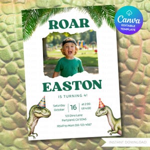 Op de afbeelding: Een verjaardagsuitnodiging met een foto van een kind. De uitnodiging bevat het woord "ROAR" bovenaan en de naam van het kind, "EASTON", onder de foto. Twee cartoon-dinosaurussen met feesthoeden staan ​​onderaan.