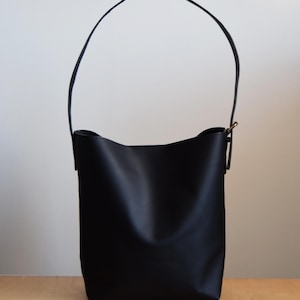 Essential Bucket Tote Bag - Handgefertigte Schultertasche aus Schwarzem Leder | Minimalistische Alltagstasche | Weiches echtes Leder