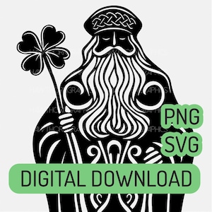 Puede incluir: Ilustración digital en blanco y negro de un duende sosteniendo un trébol de cuatro hojas. El duende lleva un sombrero con un diseño de trenza y tiene una barba larga. El texto "PNG SVG DIGITAL DOWNLOAD" está en la parte inferior de la imagen.