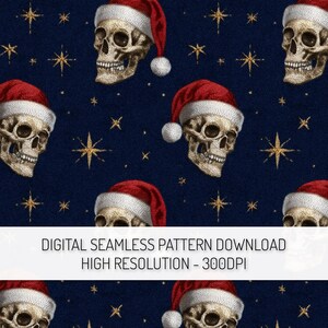 Puede incluir: Patrón digital sin costuras con calaveras con gorros de Papá Noel y estrellas doradas sobre un fondo azul oscuro. Las calaveras tienen detalles realistas. El texto en la parte inferior dice "DIGITAL SEAMLESS PATTERN DOWNLOAD HIGH RESOLUTION - 300DPI."