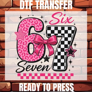 Puede incluir: Dise&ntilde;o de transferencia DTF con los n&uacute;meros seis y siete. El n&uacute;mero seis es rosa con un estampado de leopardo, y el n&uacute;mero siete tiene un patr&oacute;n de tablero de ajedrez en blanco y negro. La palabra "Six" est&aacute; en escritura rosa, y "Seven" en escritura negra.