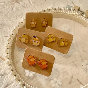 Pendientes de plástico con forma de botón, personajes de anime, dibujos animados, regordetes, adorables, asequibles, para todos los días, precio bajo, estilo de dibujos animados.