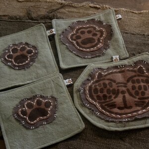 Posavasos Wabi-Sabi (juego de 4) con diseño de pata de gato, tela de algodón con tinte botánico, estilo retro vintage, desteñido y apagado, cosido a mano, para tetera o taza.