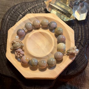 Può includere: Un set di tre tazze in ceramica con finitura opaca e macchiettata. Le tazze sono nei toni del crema, grigio chiaro e grigio scuro. Ogni tazza ha un design semplice e minimalista e un manico arrotondato.