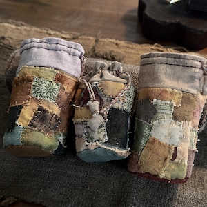 Monedero rústico de patchwork, monedero vintage con cordón cosido a mano, monedero pequeño de lino, cartera estilo cottagecore, tela de algodón teñida con plantas.
