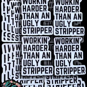 Puede incluir: Una colecci&oacute;n de pegatinas blancas con texto negro que dice "Workin' Harder Than An Ugly Stripper". Las pegatinas son rectangulares con esquinas redondeadas y est&aacute;n dispuestas sobre un fondo negro.