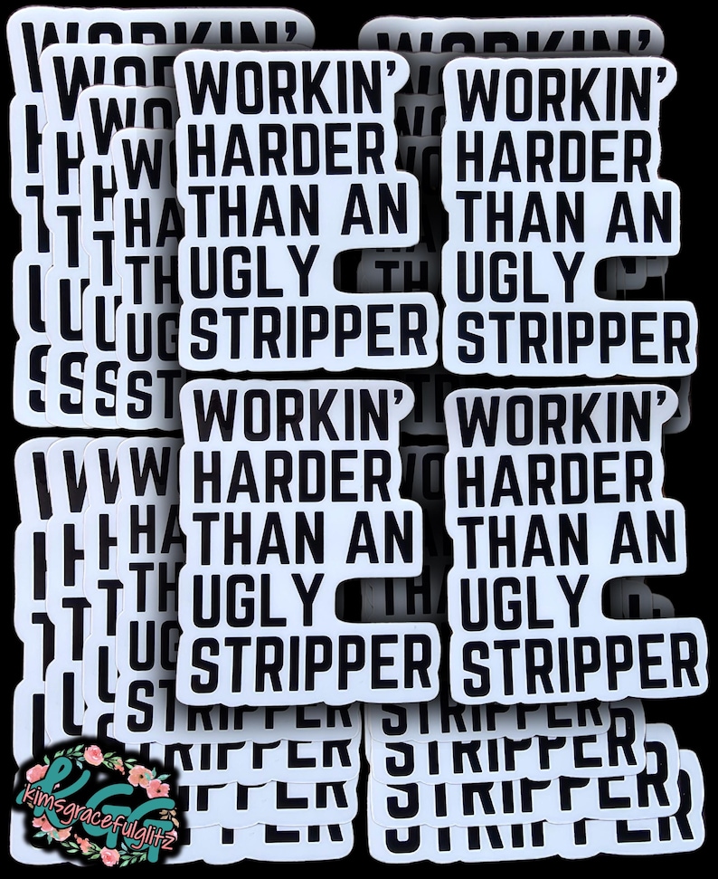 Puede incluir: Una colecci&oacute;n de pegatinas blancas con texto negro que dice "Workin' Harder Than An Ugly Stripper". Las pegatinas son rectangulares con esquinas redondeadas y est&aacute;n dispuestas sobre un fondo negro.