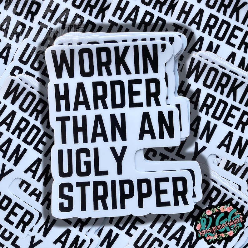 Puede incluir: Pegatina blanca con el texto "WORKIN' HARDER THAN AN UGLY STRIPPER" en letras negras en negrita. La pegatina est&aacute; rodeada de otras pegatinas con las palabras "WORK HARDER" en letras negras.