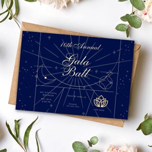 Könnte beinhalten: Eine marineblaue Einladungskarte mit goldener Schrift, die zum 10. jährlichen Gala Ball einlädt. Die Karte zeigt ein himmlisches Design mit Sternen, Monden und geometrischen Formen. Die Veranstaltung findet am 18. Mai um 20:00 Uhr im Ballsaal des Any City Hotels statt. RSVP bis zum 13. April.