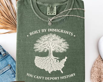 Comfort Colors® 移民の権利擁護シャツ、反人種差別抗議運動の政治的メッセージ入りスウェットシャツ