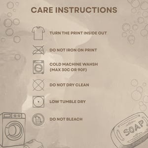 Op de afbeelding: Een beige afbeelding met wasvoorschriften voor kleding. De tekst bevat instructies om de print binnenstebuiten te keren, niet op de print te strijken, koud te wassen (max. 30C of 90F), niet chemisch te reinigen, laag te drogen en niet te bleken.