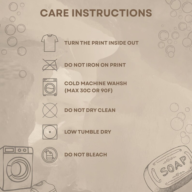 Op de afbeelding: Een beige afbeelding met wasvoorschriften voor kleding. De tekst bevat instructies om de print binnenstebuiten te keren, niet op de print te strijken, koud te wassen (max. 30C of 90F), niet chemisch te reinigen, laag te drogen en niet te bleken.