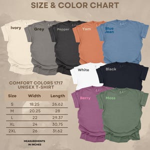 Op de afbeelding: Een maat- en kleurentabel toont Comfort Colors 1717 unisex T-shirts in verschillende kleuren, waaronder ivoor, grijs, peper, yam, blauwe spijkerbroek, wit, zwart, bes en mos. Afmetingen worden in inches weergegeven, met de omrekening in cm.