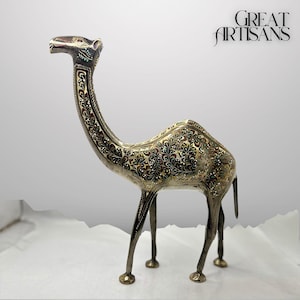 Figurina di cammello in ottone. Statua di cammello in piedi intagliata a mano