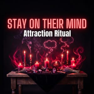 Könnte beinhalten: Eine mystische Szene mit einem Holztisch, der mit brennenden roten Kerzen, Kristallen und einem schwarzen Tuch geschmückt ist. Der Text "STAY ON THEIR MIND Attraction Ritual" wird in Rot vor einem schwarzen Hintergrund angezeigt.