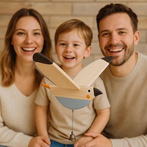 Hölzernes Spatz Mobile - Handgemachtes fliegendes Vogel Dekor mit beweglichen Flügeln | Naturholz Geschenk für Kinder, Kinderzimmer oder Gartendekoration