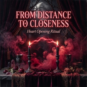 Puede incluir: Imagen con el texto "FROM DISTANCE TO CLOSENESS" y "Heart Opening Ritual". Dos velas negras encendidas sobre soportes ornamentados están centradas, con humo rojo y un arco de energía rojo. Dos cálices y rosas sobre una mesa.