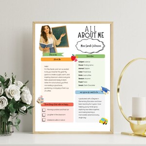Peut inclure: Une affiche blanche intitulée ALL ABOUT ME présentant une illustration d'un enseignant tenant un livre, un tableau noir et des sections pour des informations personnelles, notamment les favoris, une biographie et une liste de trois choses.
