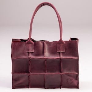 Sac fourre-tout en cuir bordeaux fait main, sac à main unique en patchwork, sac à main spacieux pour tous les jours pour femme, cadeau de sac de travail monogramme personnalisé