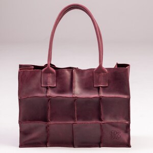 Sac fourre-tout en cuir bordeaux fait main, sac à bandoulière minimaliste pour femme, sac à main décontracté en cuir véritable avec un design texturé unique