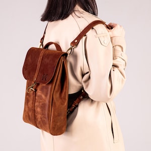 Mochila de piel color coñac para mujer, mochila marrón personalizada de estilo vintage, bolso de trabajo hecho a mano, regalo personalizado para mamá.