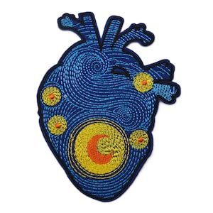 Peut inclure: Écusson brodé en forme de cœur humain, avec un motif de nuit étoilée. Le cœur est bleu avec des accents jaunes et orange, dont un croissant de lune. Conçu pour être appliqué sur des vêtements ou accessoires.