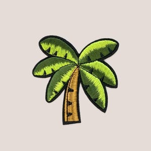 Puede incluir: Parche bordado de palmera con diseño de hojas verdes, contornos negros y tronco marrón. Este diseño tropical es ideal para añadir a ropa o accesorios. El parche mide aproximadamente 7.6 cm de alto.