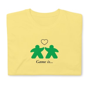 Maglietta Board Game Love – Design coppia Meeple, Game is... Regalo per giocatori da tavolo, maglietta coppia abbinata, Meeple verdi, maglietta unisex Softstyle