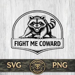 Op de afbeelding: Zwart-wit illustratie van een boze wasbeer met de tekst "FIGHT ME COWARD" in een banner. De wasbeer gromt met ontblote tanden. De afbeelding is omlijst door een zwarte rand en geplaatst tegen een lichte houtnerf achtergrond.