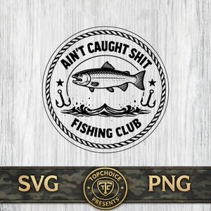 Peut inclure: Design circulaire en noir et blanc avec un poisson, des hameçons et des vagues, et le texte "Ain't Caught Shit Fishing Club". Le design est encadré par une bordure en corde. En dessous, une bannière avec "SVG" et "PNG".