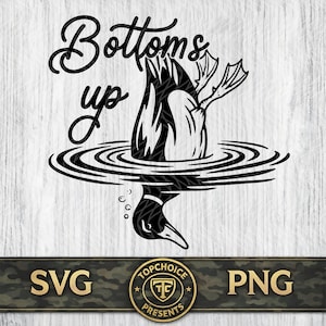 Op de afbeelding: Zwart-witte afbeelding van een eend die in het water duikt, met de woorden "Bottoms up" in cursiefschrift erboven. De afbeelding bevat de tekst "SVG" en "PNG" met een cirkelvormig logo met de tekst "TopChoice Presents".
